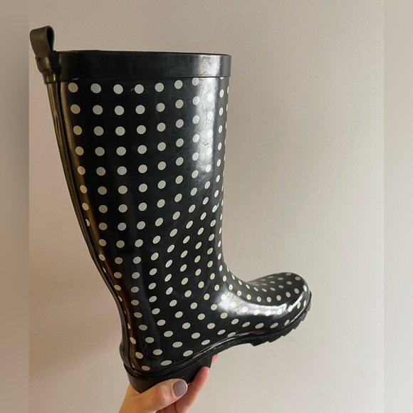 Polka dot rain boots warn twice. - Picture 4 of 4